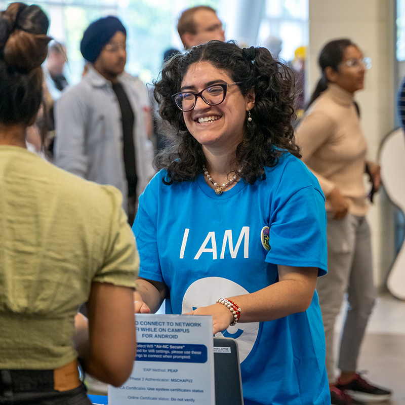 Student volunteers helps new students on Orientation Day