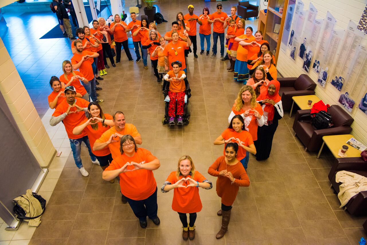 Конкурс оранжевая корова. Оранжевый конкурс. Праздник оранжевое настроение. Оранжевый день в детском саду. Оранжевое настроение.